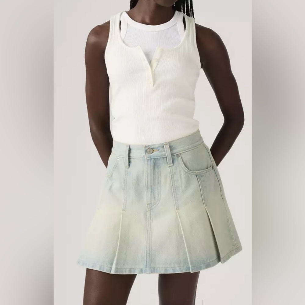 Levi's Women's Pleated Mini Jean Denim Skirt - Light Wash NWT Size 31